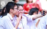 [ẢNH] Nữ sinh Hà Nội bật khóc trong ngày bế giảng